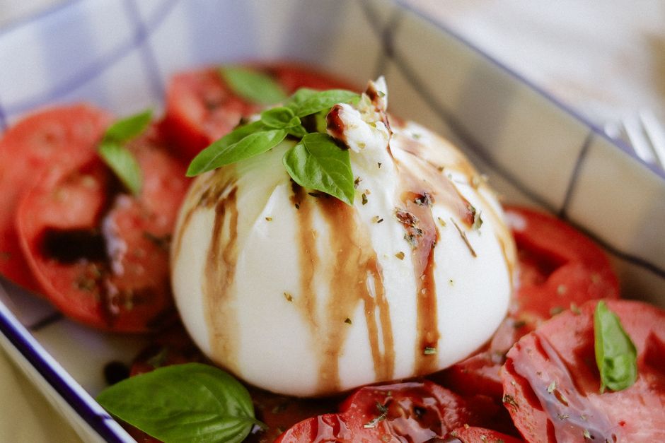 Burrata Fresca com Tomate e Pesto